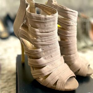 BCBGeneration Jubilees Taupe/ Gray heels Peeptoe Fabric size 7 1/2